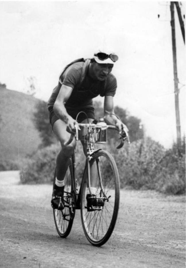Gino Bartali appuie sur les pdales