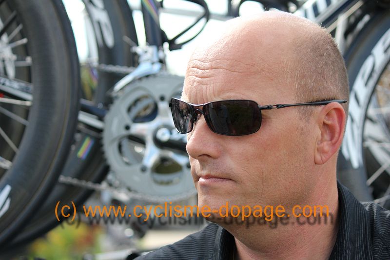 Bjarne Riis se cache derrire ses lunettes