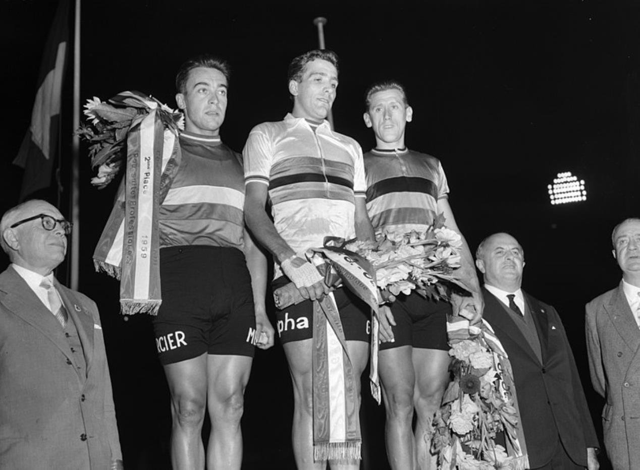 Roger Riviere sur la plus haute marche, entour par Albert Bouvet et Jean Brankart