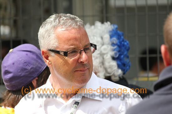 Stephen Roche porte des lunetes