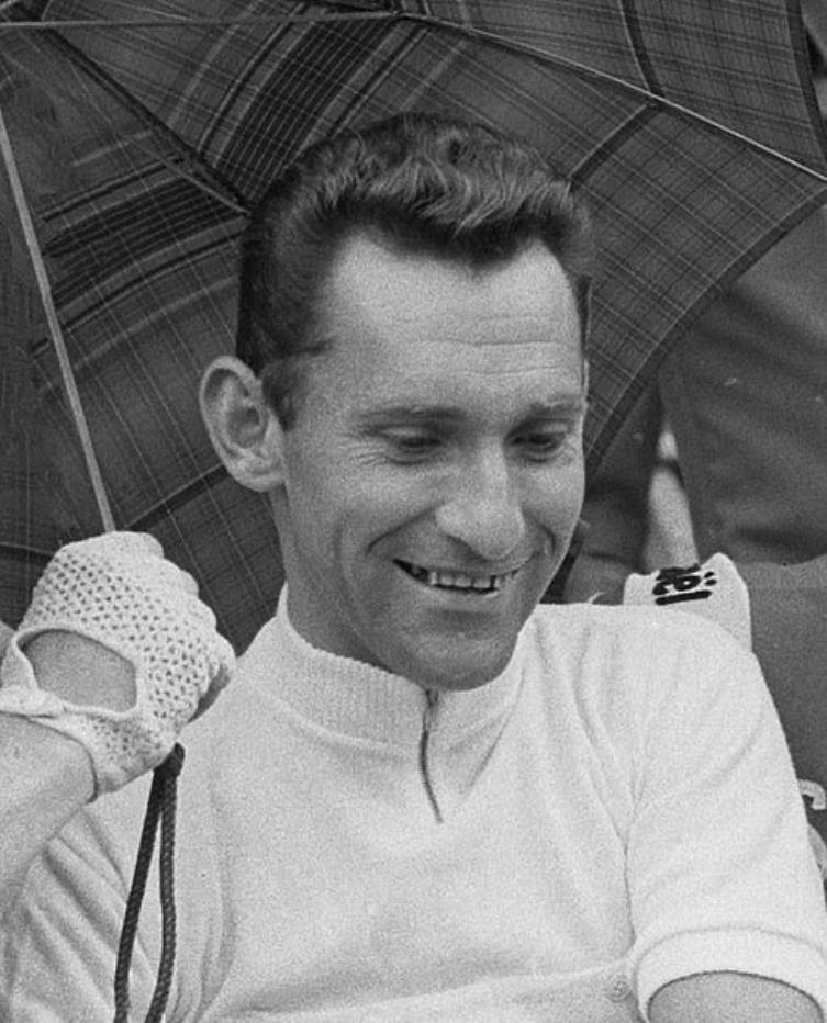 Jean Stablinski se protge de la pluie