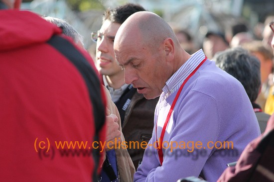 Jean-Luc Vandenbroucke tend l'oreille