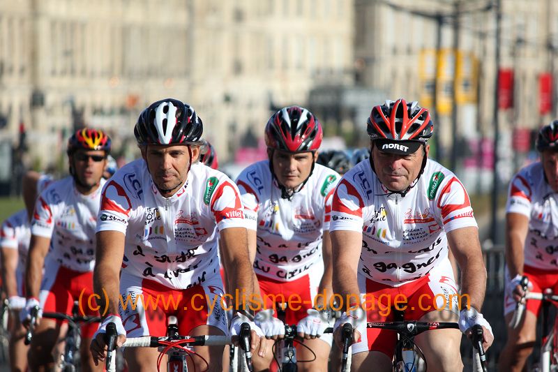 Richard Virenque entre ses gardes du corps, Paul Belmondo et Bernard Hinault